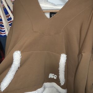 UGG Tan and Cream V-Neck Sweater Size Large